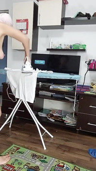 Sexig Fru Gör Sysslor I Huset Naken.