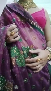 Indian Gay Crossdresser Bottom Gaurisissy Presare și joacă cu sânii ei mari în sari violet cu Jwellery grele