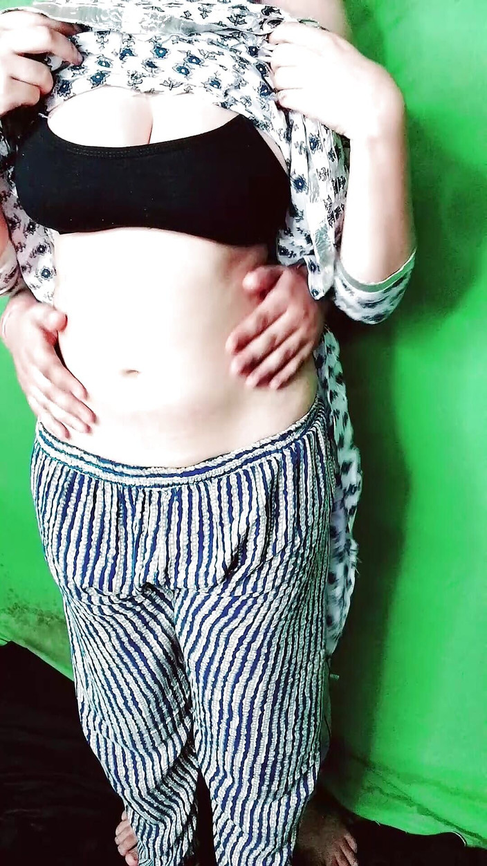 Vicky Thakur: Hintli desi kızın karnını ve vücudunu ovuyor 8