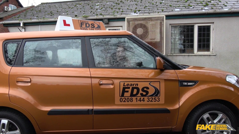 Fake Driving School: Фальшива автошкола - гаряча брюнетка жасмін Джей з великими цицьками показує Максу в машині і тягне його для сексу раком