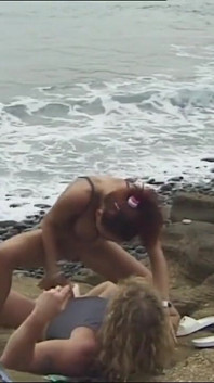 Memek bejat istriku dientot habis-habisan di pantai
