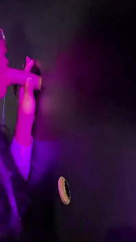 Morena com bunda grande recebe dois paus em Glory Hole