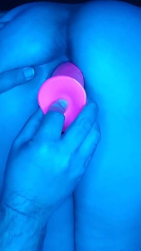 Büyük dildo götünü sikiyor