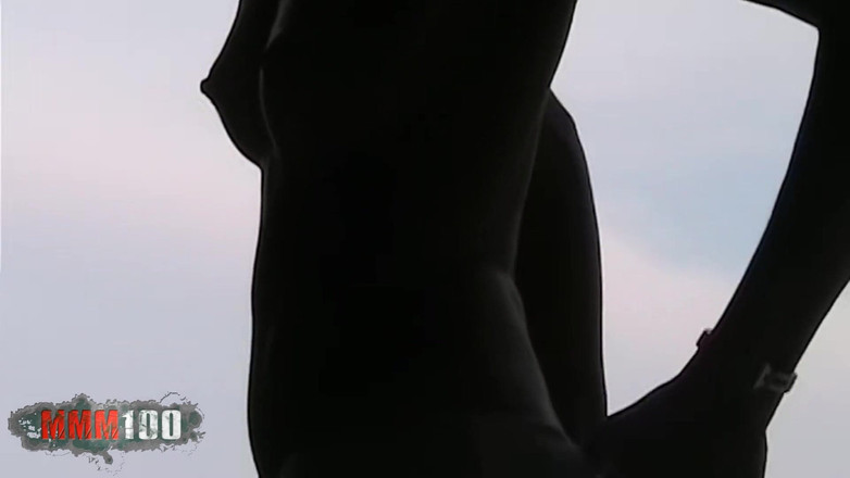 MMM100: Alys Rebel: Pěkná brunetka Alys Rebel svlékání oblečení na sobě...