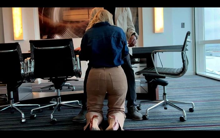 Flight Attendant Fiona: Pozdravy z Dallasu