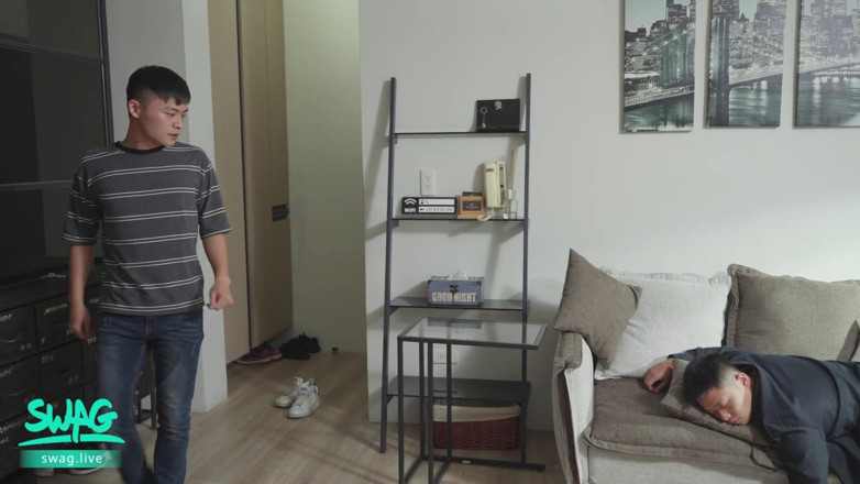 SWAG.live: Deux couples échangent des partenaires et invitent des mecs à se joindre à...