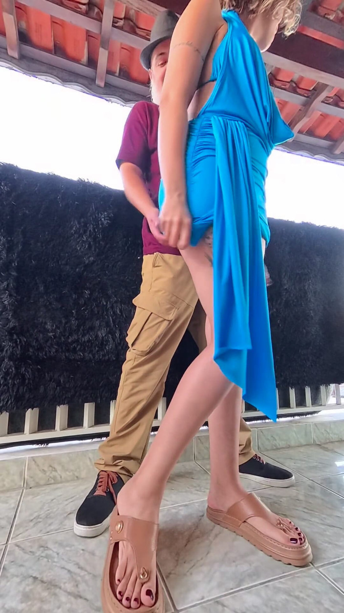Gabi SweetCouplesStories: Brincando secretamente na varanda durante uma festa chata