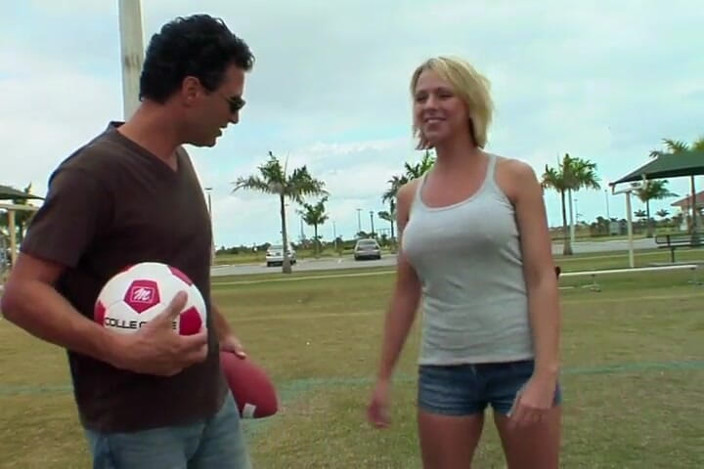 Perv Milfs n Teens: Brianna Beach fode jovem garanhão até ele pops - Perv Milfs...