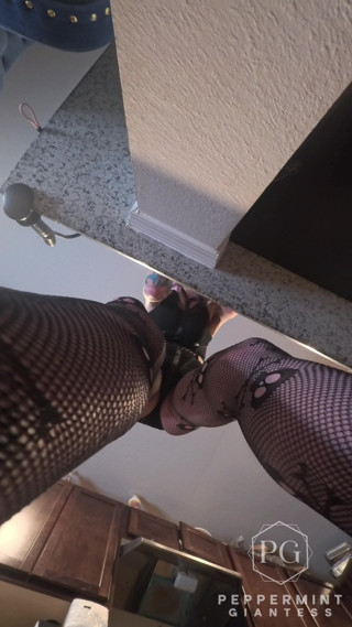 Peppermint Giantess: 73 велетень готує фаршировані оболонки - крихітний чоловік прив'язаний до мого 8-дюймового каблука, відео від першої особи