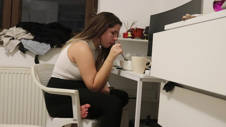 NipsAndStrips: Pedos mientras come en mi escritorio