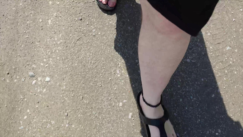 Footfetish: 户外穿着黑色长袍，赤脚穿黑色Birkenstocks鞋