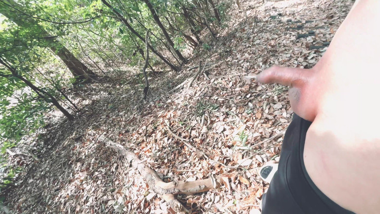 hueikun: Ein junge mit einer kleinen vorhaut pinkelt einen riesigen bach...