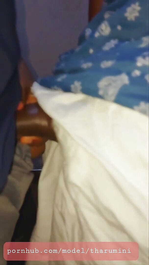 Tharumini_Official: Srilankan fuck - vợ tôi trong khi cô ấy nấu ăn và làm...