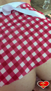 O fată sexy din Gingham este futută și are parte de o ejaculare înăuntru în aer liber la fermă, partea 2