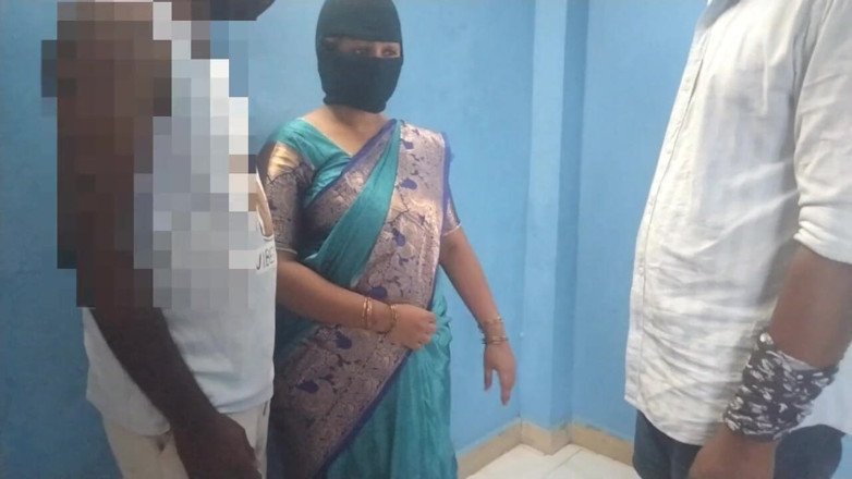 Tamil lesbian: Mi esposa con mi jefe Trío caliente
