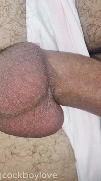 Roztomilý Twink Cums z drsného šukání zadku!