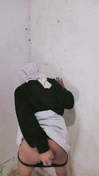 Marica en hijab con jaula de castidad y tirando mi culo