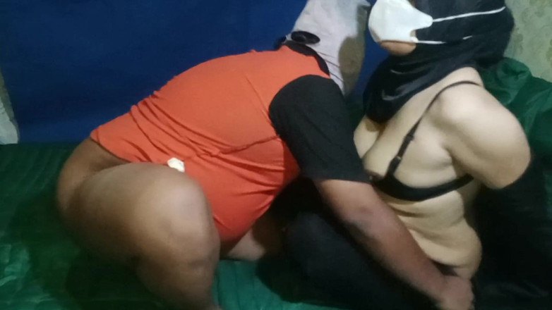 Babang endut: Memek satpam wanita dijilat sampai muncrat