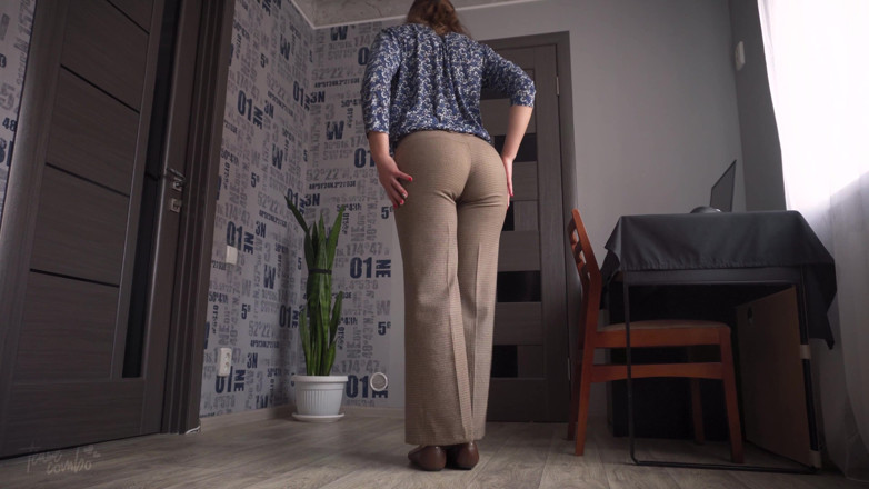 Teasecombo 4K: Мілфа-секретар дражнить тугу дупу, поки її штани не розколоться