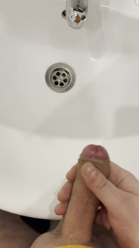 Tipul Se Masturbează În Baie Și, Filmând Totul De Aproape, Și La Sfârșit.