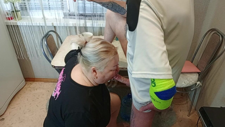 Zona901: À tarde, eu fodo meu vizinho na boca na cozinha...