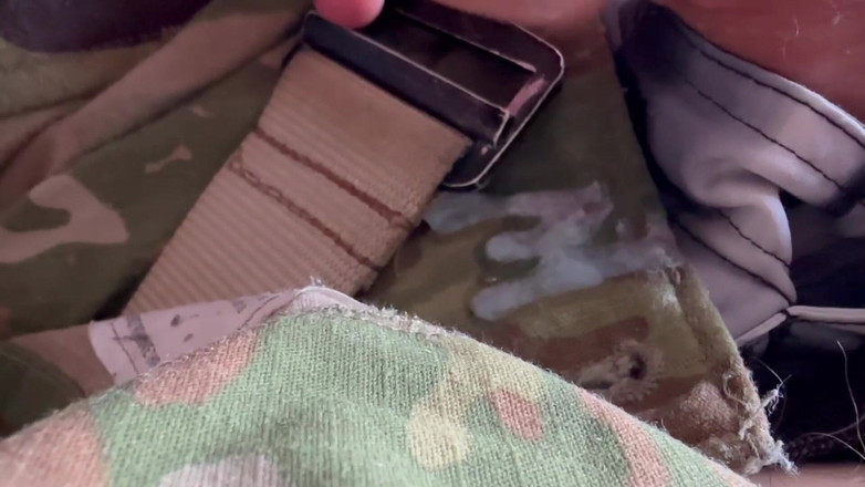 Gay Soldier Stuff: 陆军士兵脱下靴子，露出他制服下的泳衣，并给他跳动的鸡巴撸管