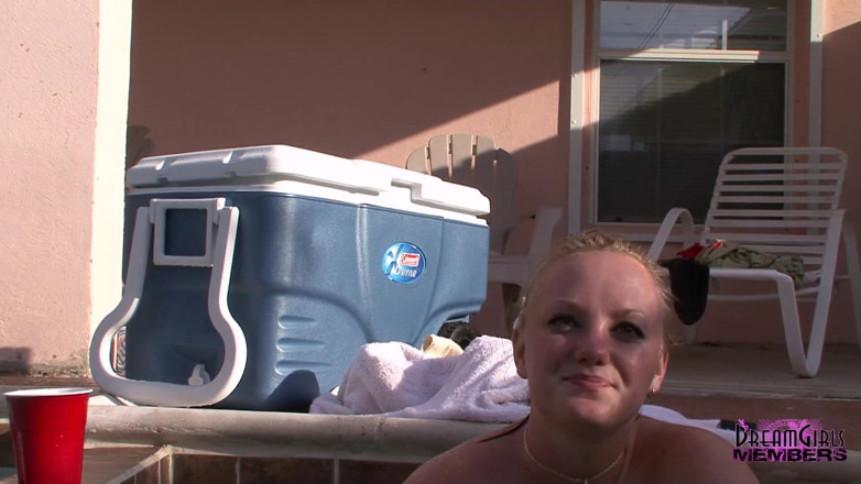 Dream Girls: Deux nanas nues dans notre jacuzzi n ° 1