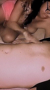 Cette femme aime se faire fouetter la bite et les tétons d’un homme