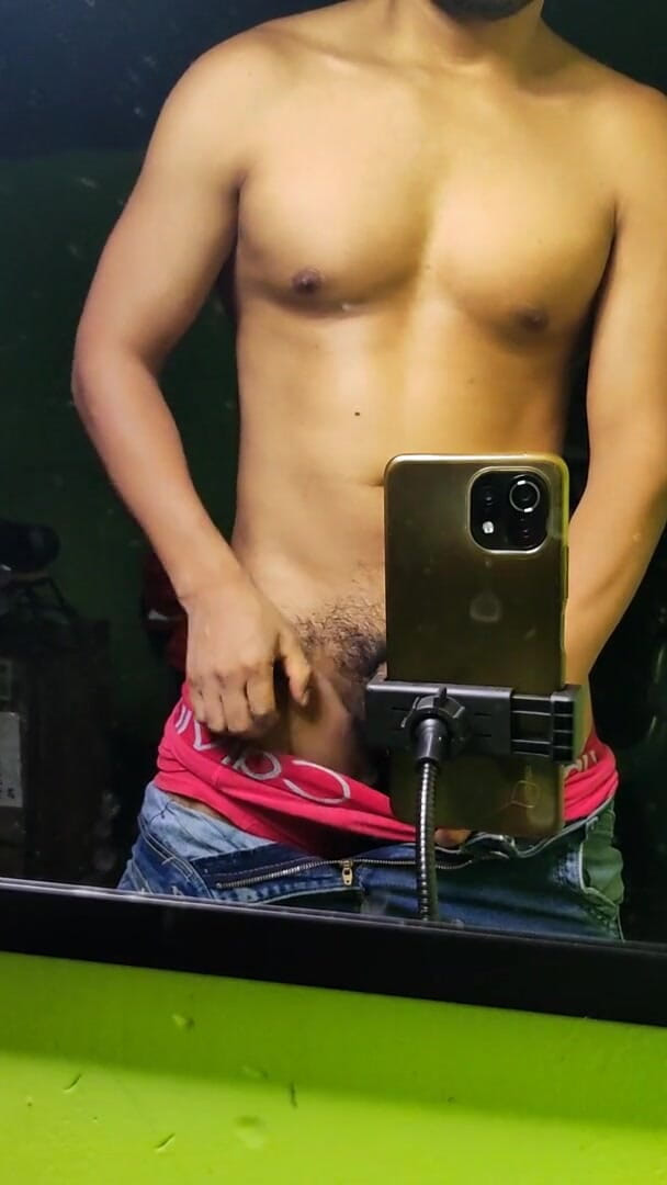Hornyboy2058: Le envío una foto de un delicioso culo por mensaje,...