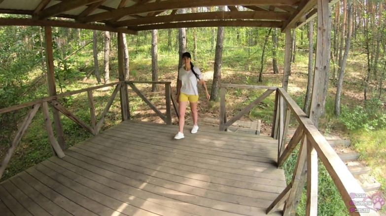 YSP Studio: 행인에게 붙잡힌 부부는 야외 오럴 섹스를 촬영해 달라고 부탁했습니다.