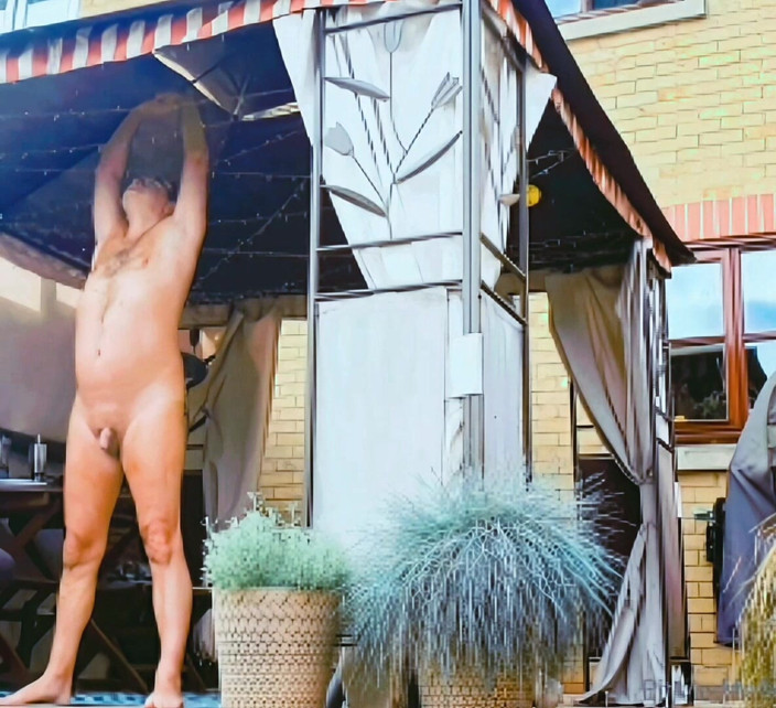 MaleModel: Alleen voor de lol, magische gazebo naaktheid