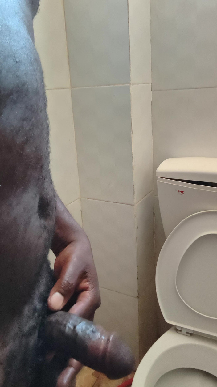 Kenyandick: Un homme mature en solo branle sa bite noire dans...
