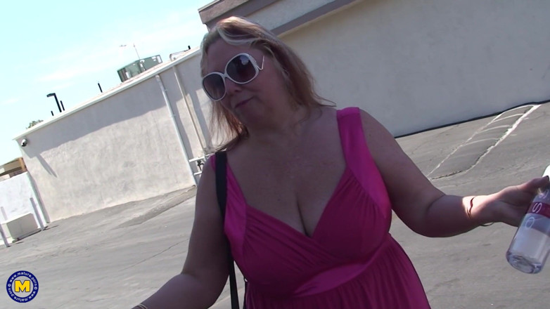 Mature NL: Chunky Mature Slut Getting Fisted in the Garden