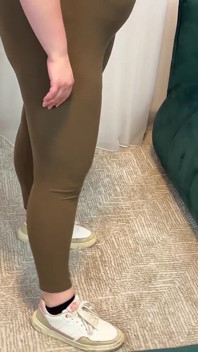 Stampen in sexy leggings! Zijn testikels zwol volledig op onder haar gewicht - Dave Moon - Mia - Bbusting (ballbusting)