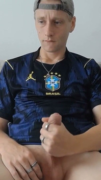 Hermano cachondo atrapado masturbándose después de la práctica de fútbol versión larga