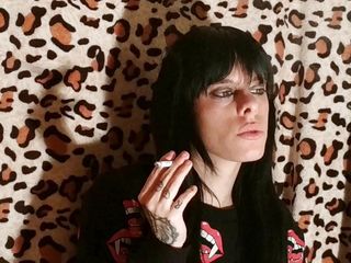 Beth Kinky: Fumando porque estoy aburrida - Beth Kinky