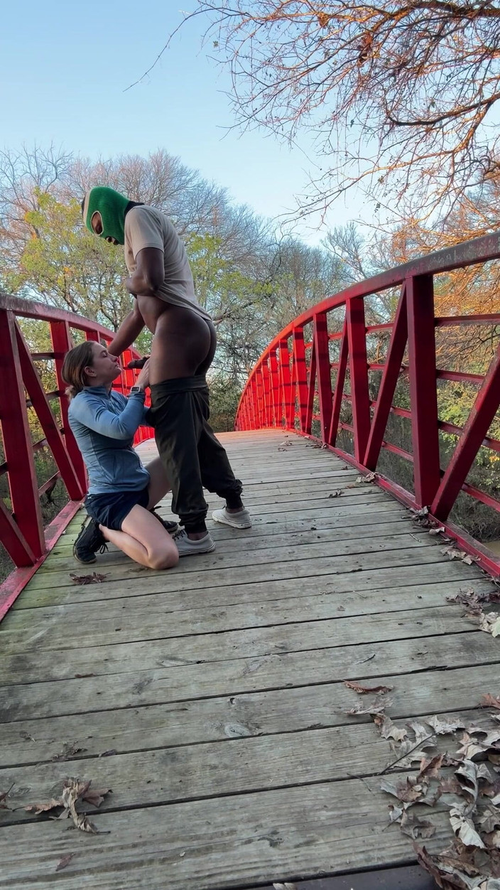 Jackrackemxxx: Le pirate baise une chaudasse mariée dévergondée dans les bois