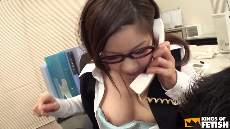 Pure Japanese adult video ( JAV): 日本の赤ん坊は電話で話し、同僚がおもちゃで彼女の女を喜ばせている間に潮吹きします