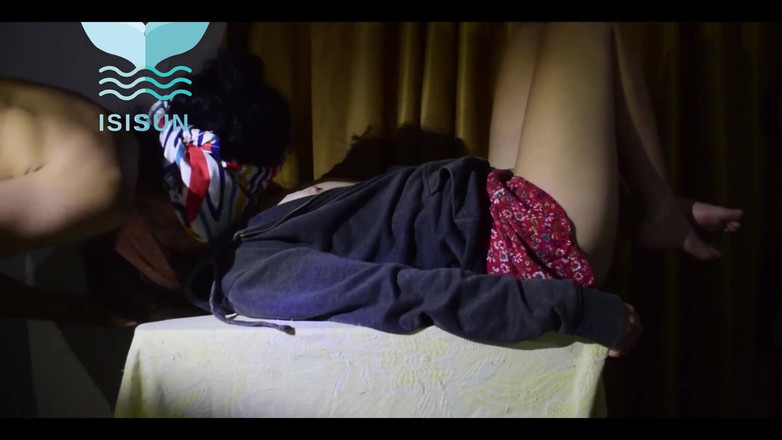 Isis Sun: Moje nevlastní sestra ráda líže můj penis na stole