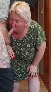 Schwiegermutter hat einen schluck sperma nach wichsen und blowjob
