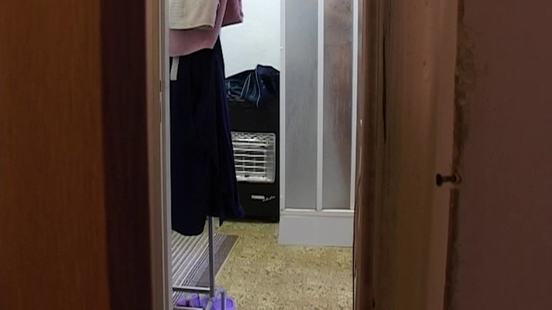 THAGSON 18+: Nena se desnuda y se inclina en la puerta