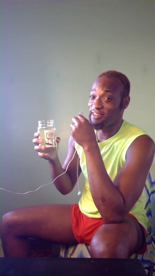 Kennie Jai: Kennie se masturbează pentru un fan