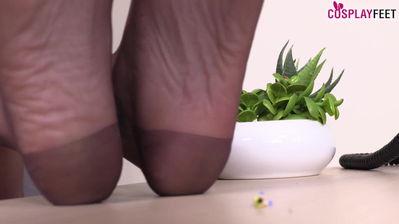 Best Nylon Feet Videos: Очаровательный полицейский Daniela обнажает ее сексуальные ступни