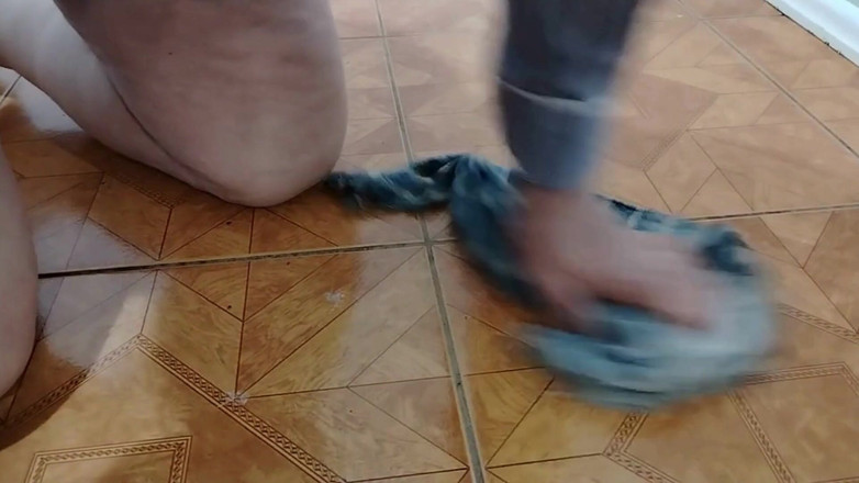 Priscila: मैं अपनी सौतेली मम्मी की घर को साफ करने में मदद करने गया, मुझे आश्चर्य हुआ, उसने दिखावा करना शुरू कर दिया