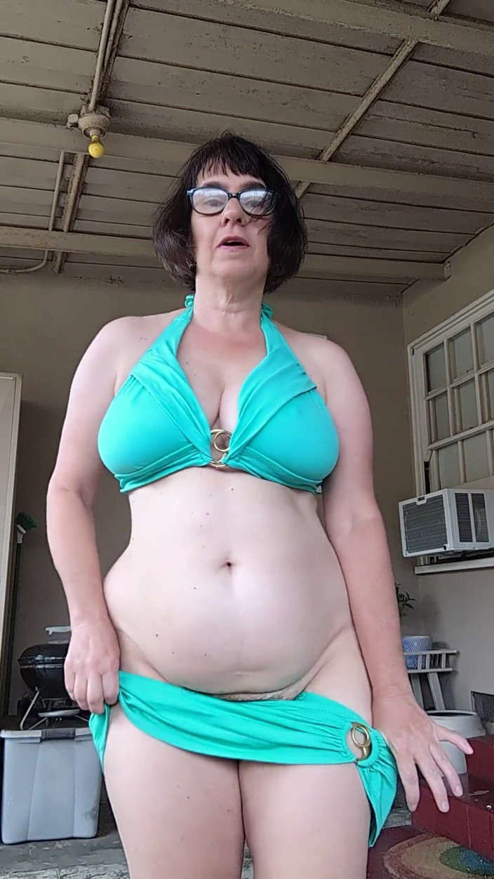 BustyBrendaxx: 下流的荡妇在户外脱光衣服！