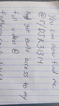 Je baise ma petite fille dans la chambre d’hôtel.