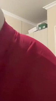 Zenci iri güzel kadın striptiz yapıyor ve göğüslerine tapıyor