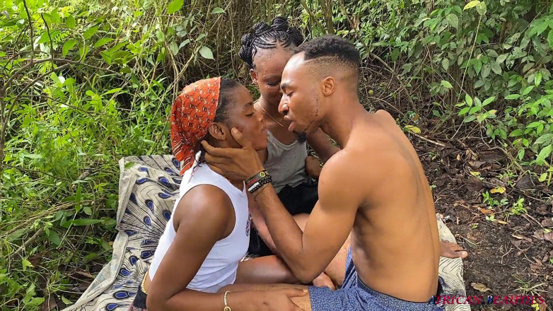 African Beauties: 2 biseksüel hatun ve büyük zenci ile açık havada 3'lü