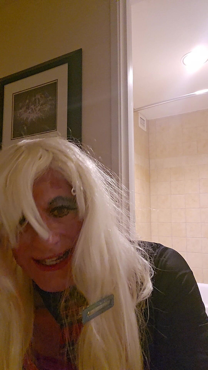 Jasmine Sub: Soț travestit efeminat se joacă