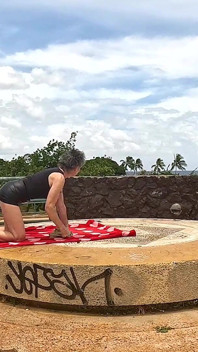 Encontramos um grande sundial de pedra redonda (altar) no Topo de uma Colina em um Parque